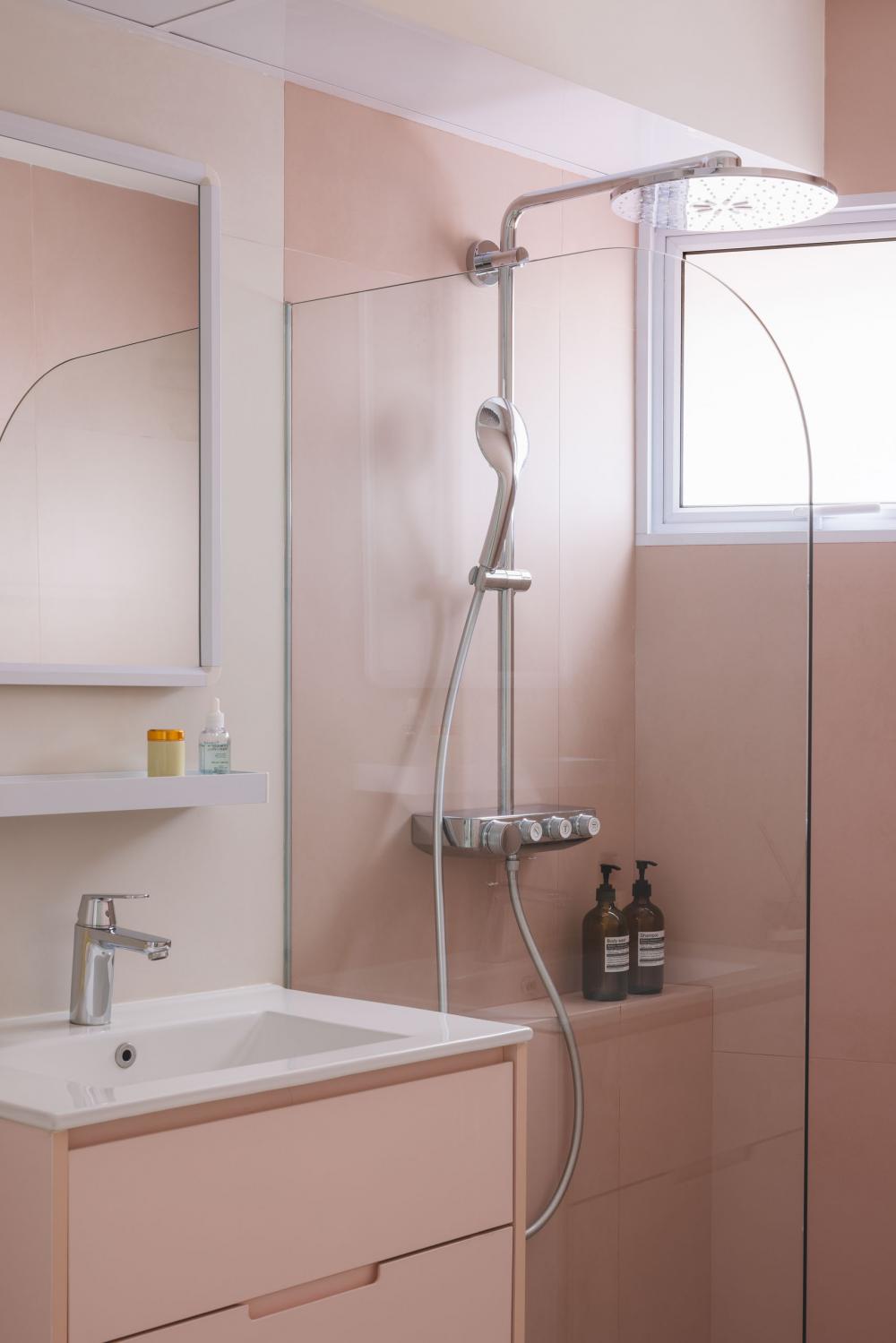 Contemporary Bathroom with Homogeneous Tiles and Mirror