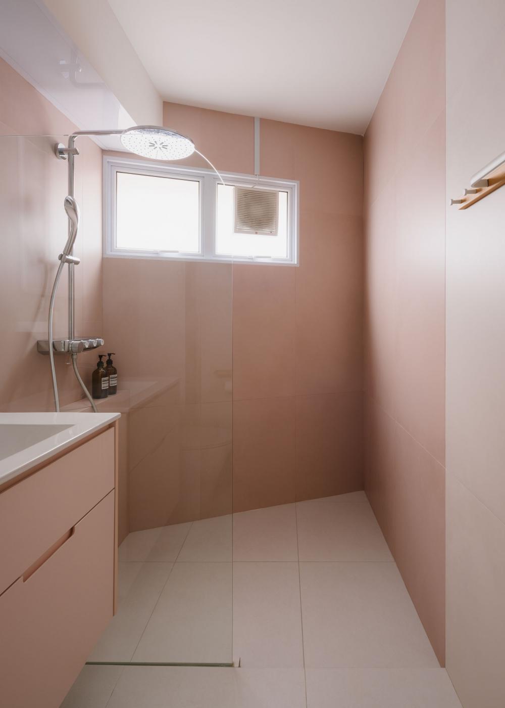 Contemporary Bathroom with Homogeneous Tiles and Shower Screen