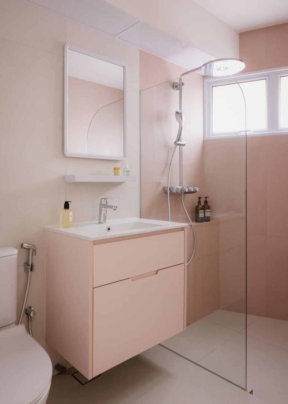 Contemporary Bathroom with Homogeneous Tiles and Mirror