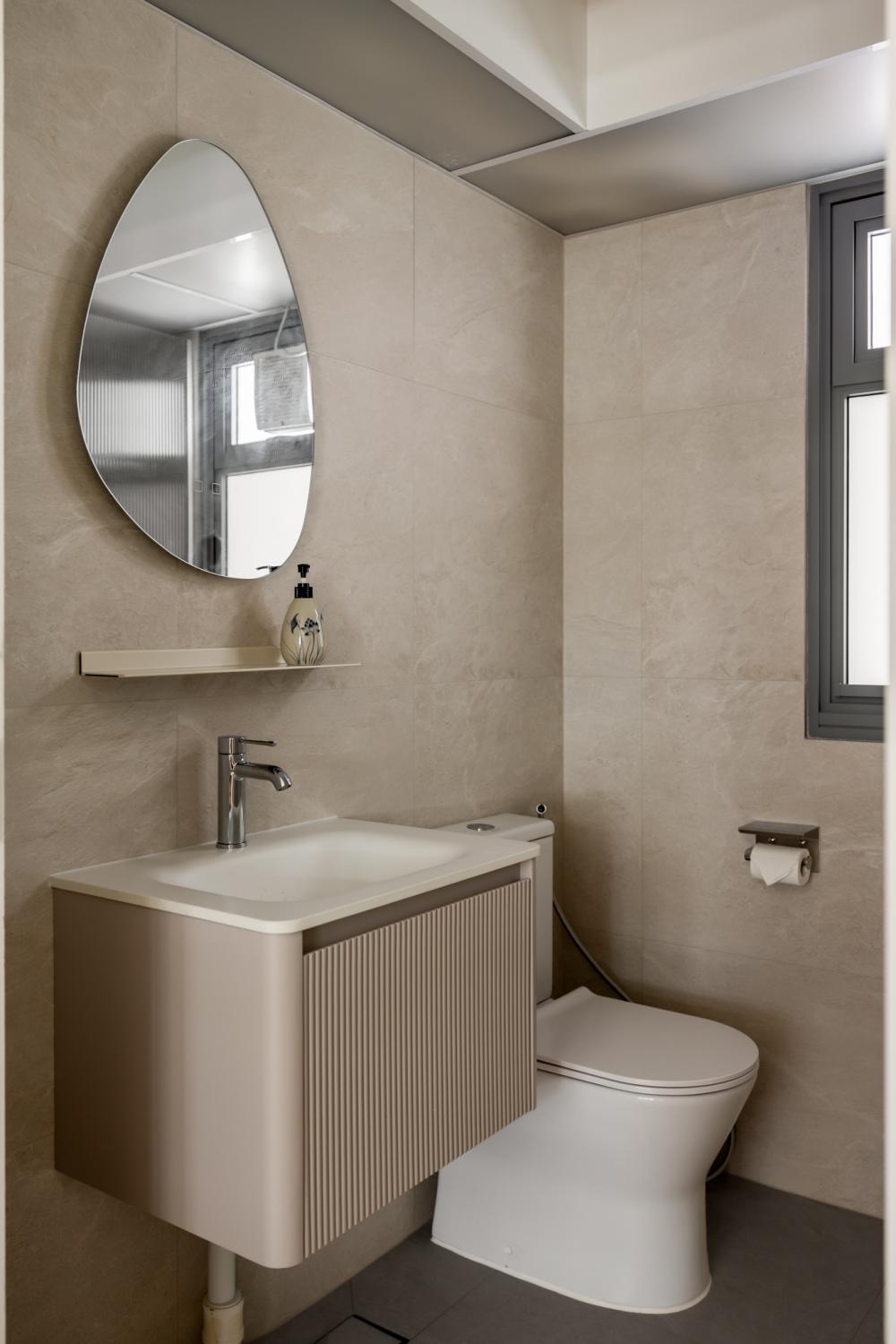 Contemporary Bathroom with Mirror and Bathroom Sinks