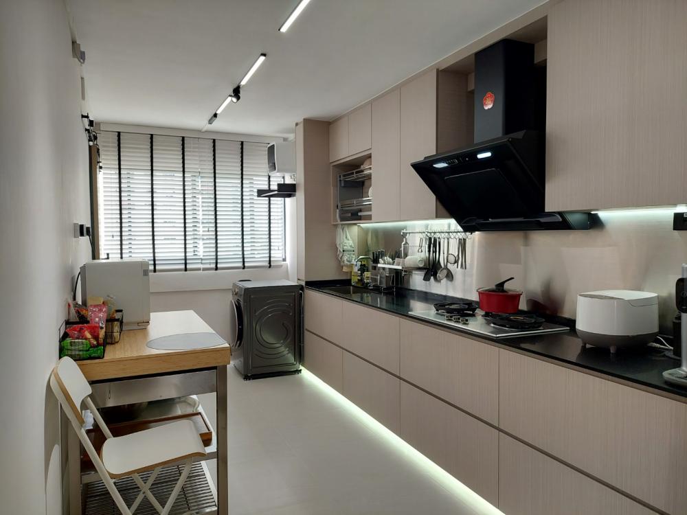 Minimalist Kitchen with Countertop and Homogeneous Tiles