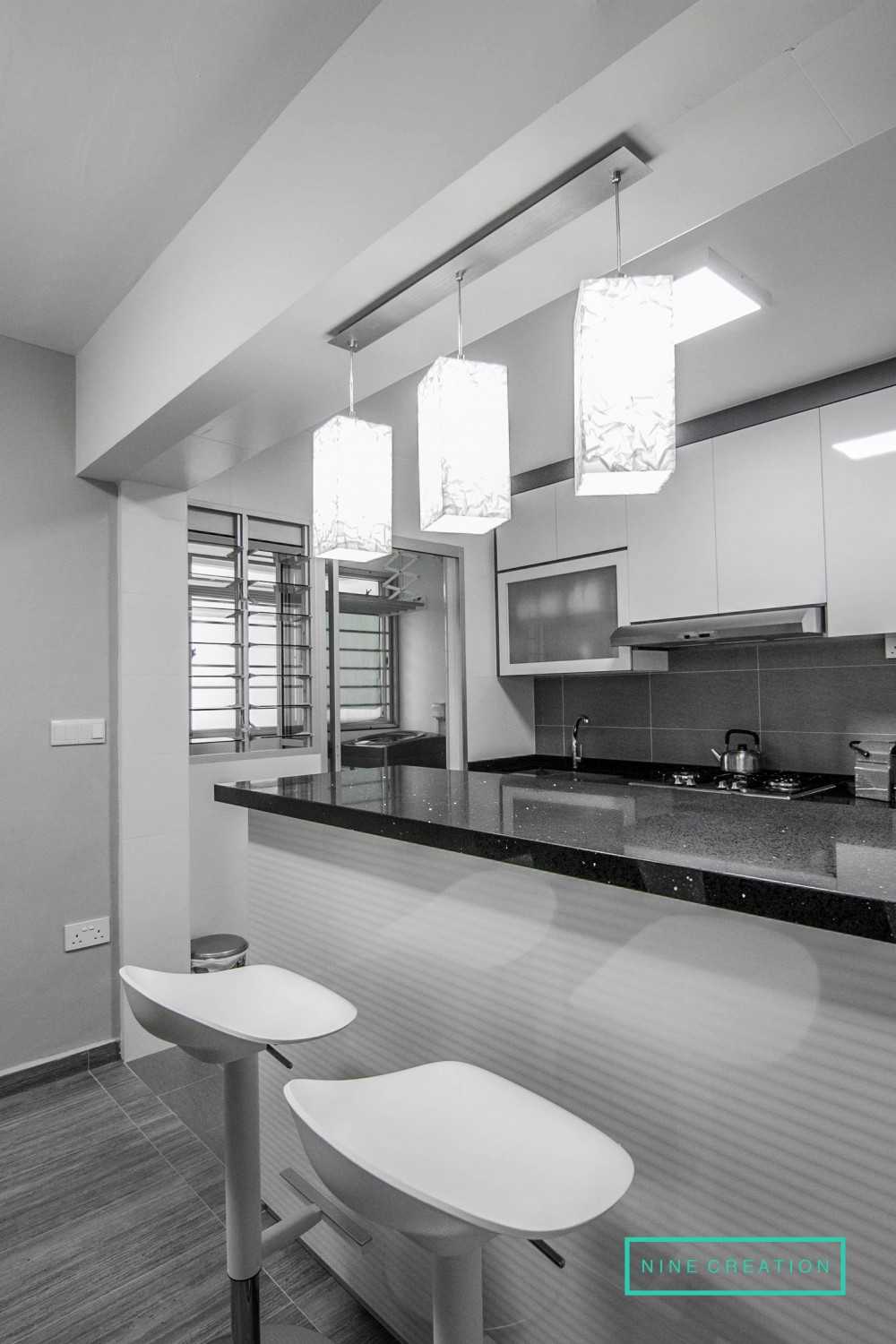 Modern Kitchen with Open Kitchen and Breakfast Counter
