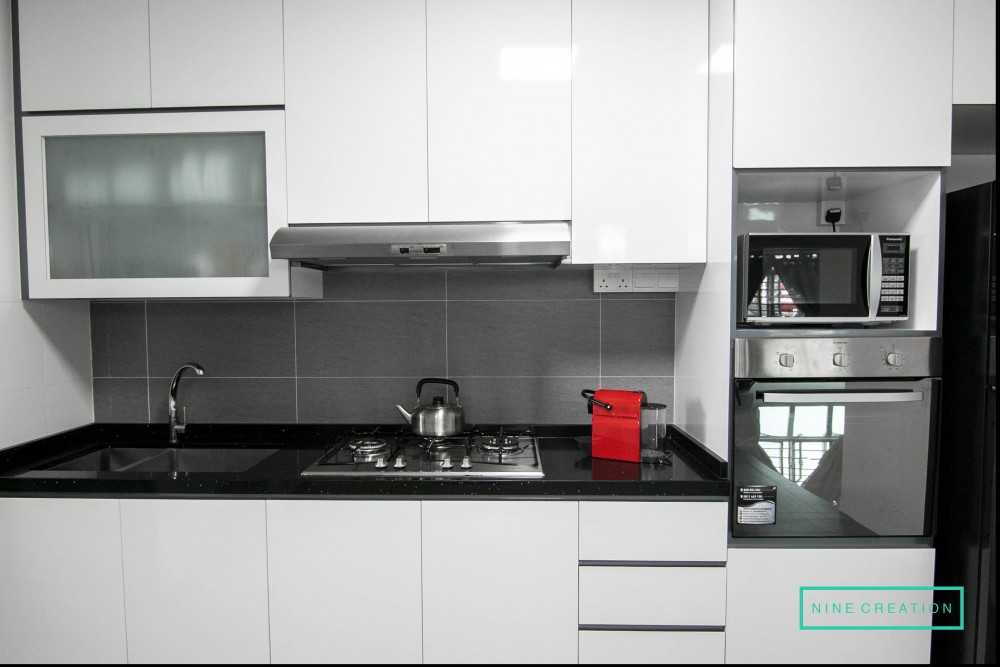Modern Kitchen with Homogeneous Tiles and Open Kitchen