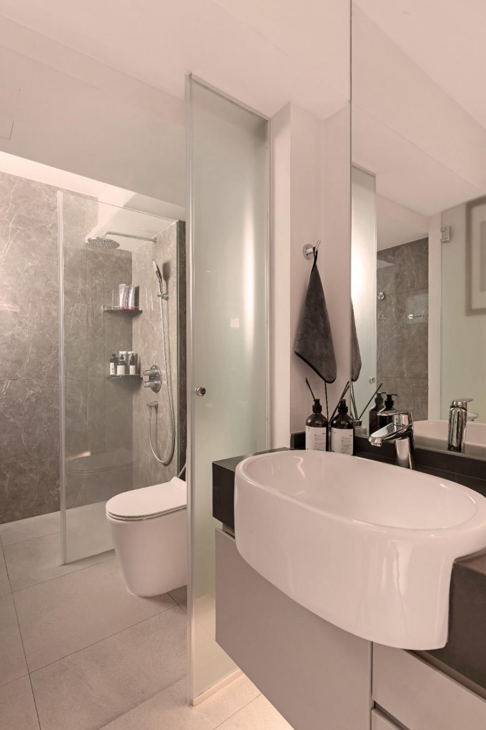 Modern Bathroom with Countertop and Mirror