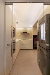 Modern Kitchen at Condominium at 460 Tampines St42