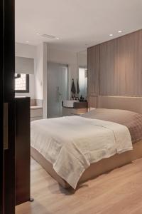 Modern Bedroom at Condominium at 460 Tampines St42