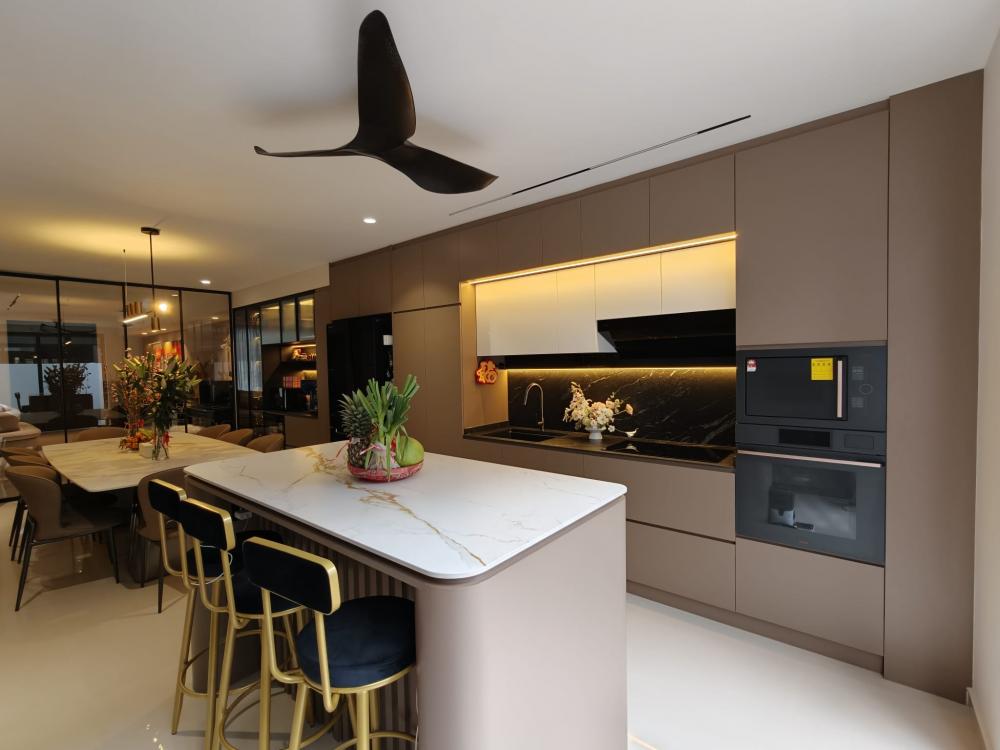 Modern Kitchen with Countertop and Breakfast Counter
