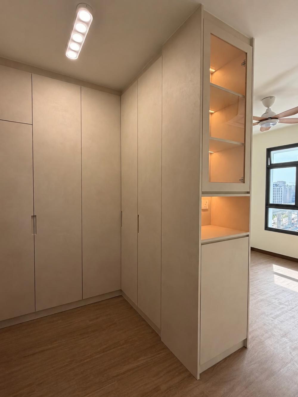 Contemporary Walk-in Wardrobe with Wardrobe and Small Storage