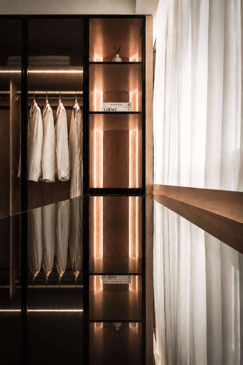 Modern Walk-in Wardrobe with Mirror and Wardrobe