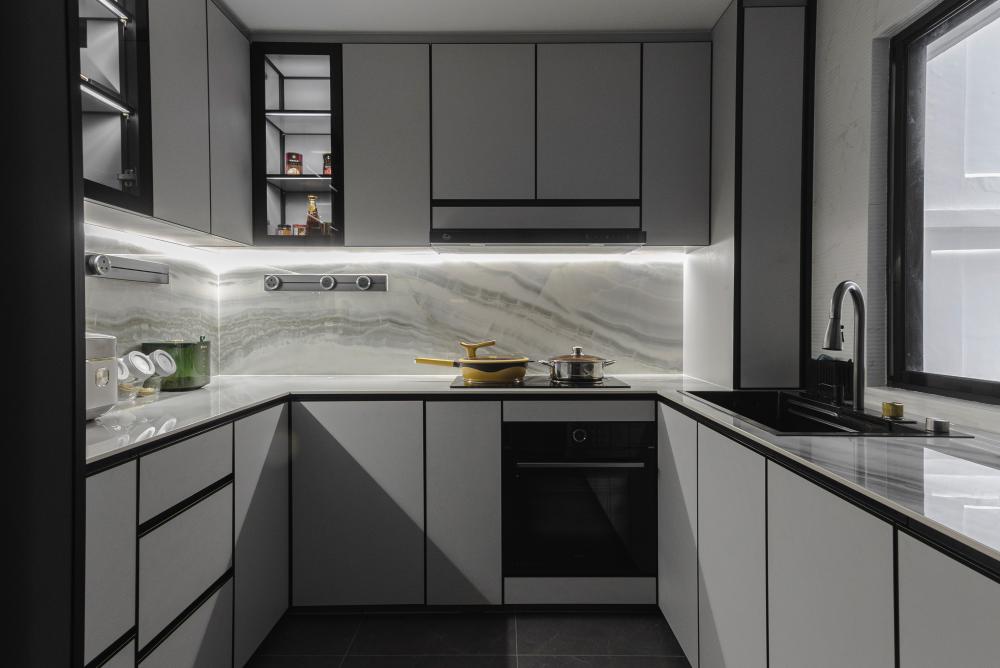 Modern Kitchen with Kitchen Island and Kitchen Backsplash