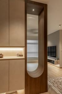 Modern Entryway at 293D Bukit Batok St 21