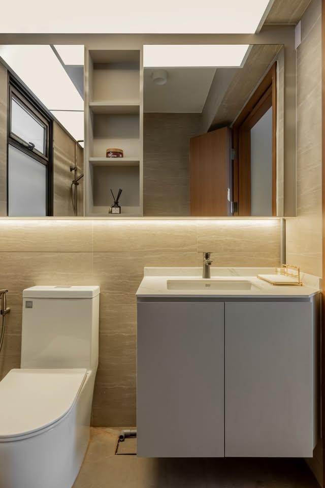 Modern Bathroom with Mirror and Bathroom Storage