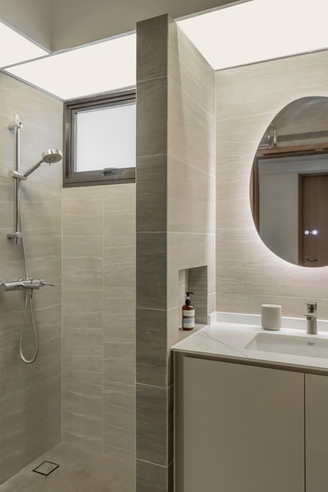 Modern Bathroom with Mirror and Bathroom Storage