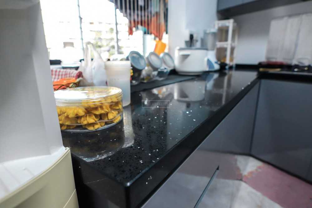 Scandinavian Kitchen with Homogeneous Tiles and Granite Floor