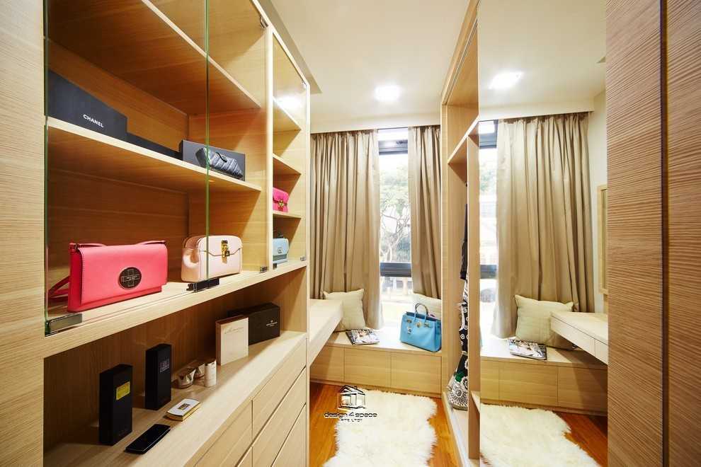 Contemporary Walk-in Wardrobe with Mirror and Wardrobe