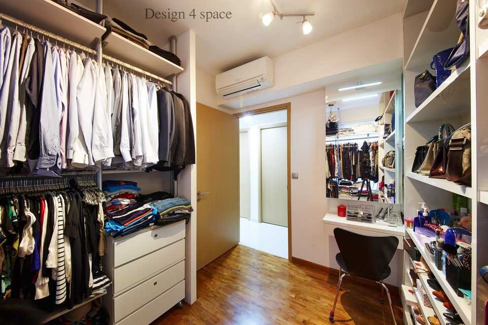 Contemporary Walk-in Wardrobe with Mirror and Wardrobe