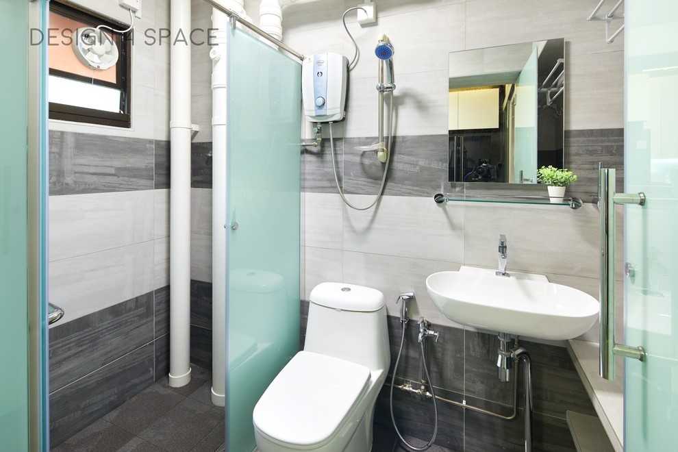 Modern Bathroom with Mirror and Laundry Baskets