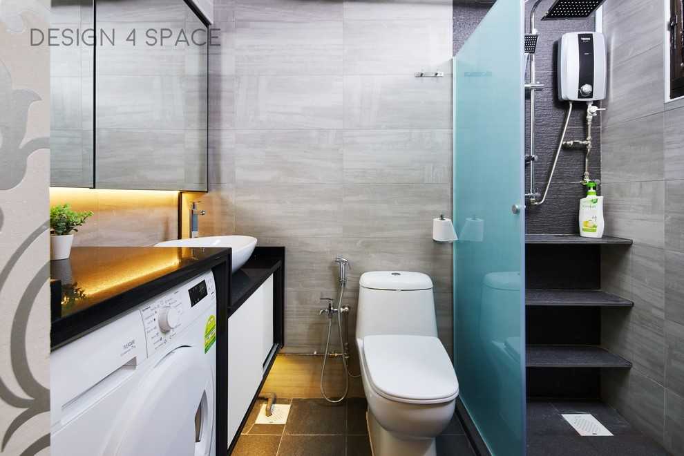 Modern Bathroom with Mirror and Bathroom Sinks