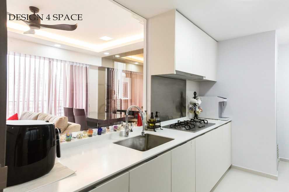 Modern Kitchen with Vinyl Flooring and Homogeneous Tiles