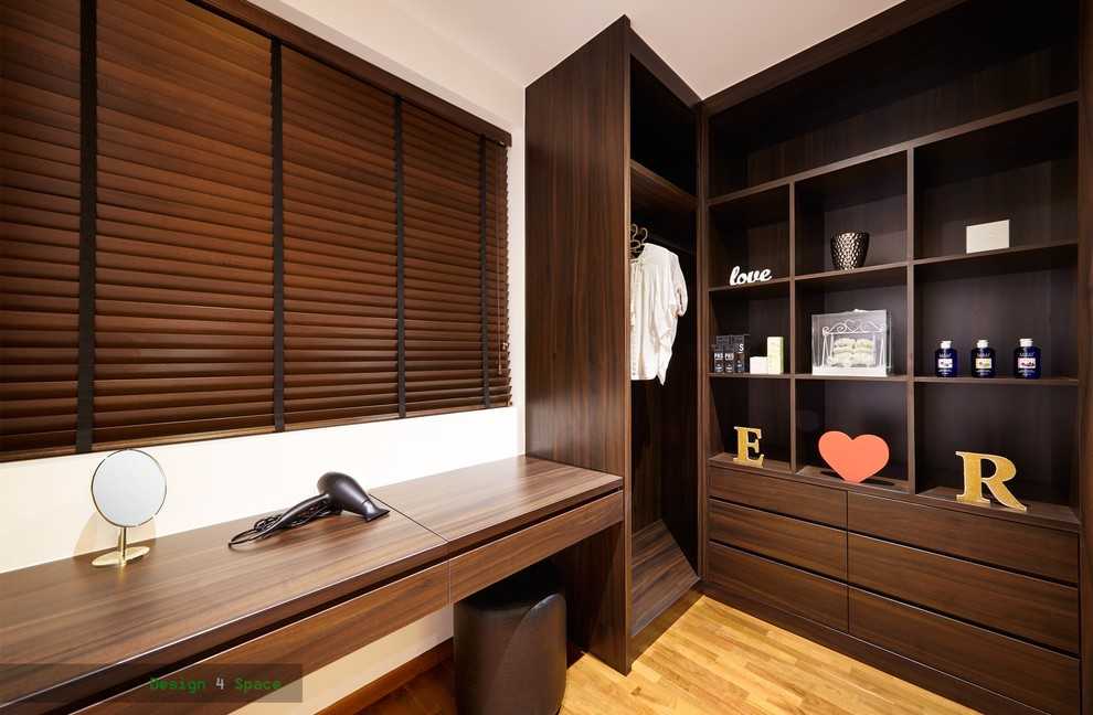 Asian Walk-in Wardrobe with Mirror and Wardrobe