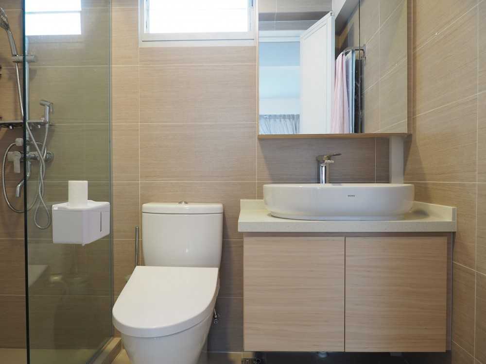 Scandinavian Bathroom with Countertop and Homogeneous Tiles