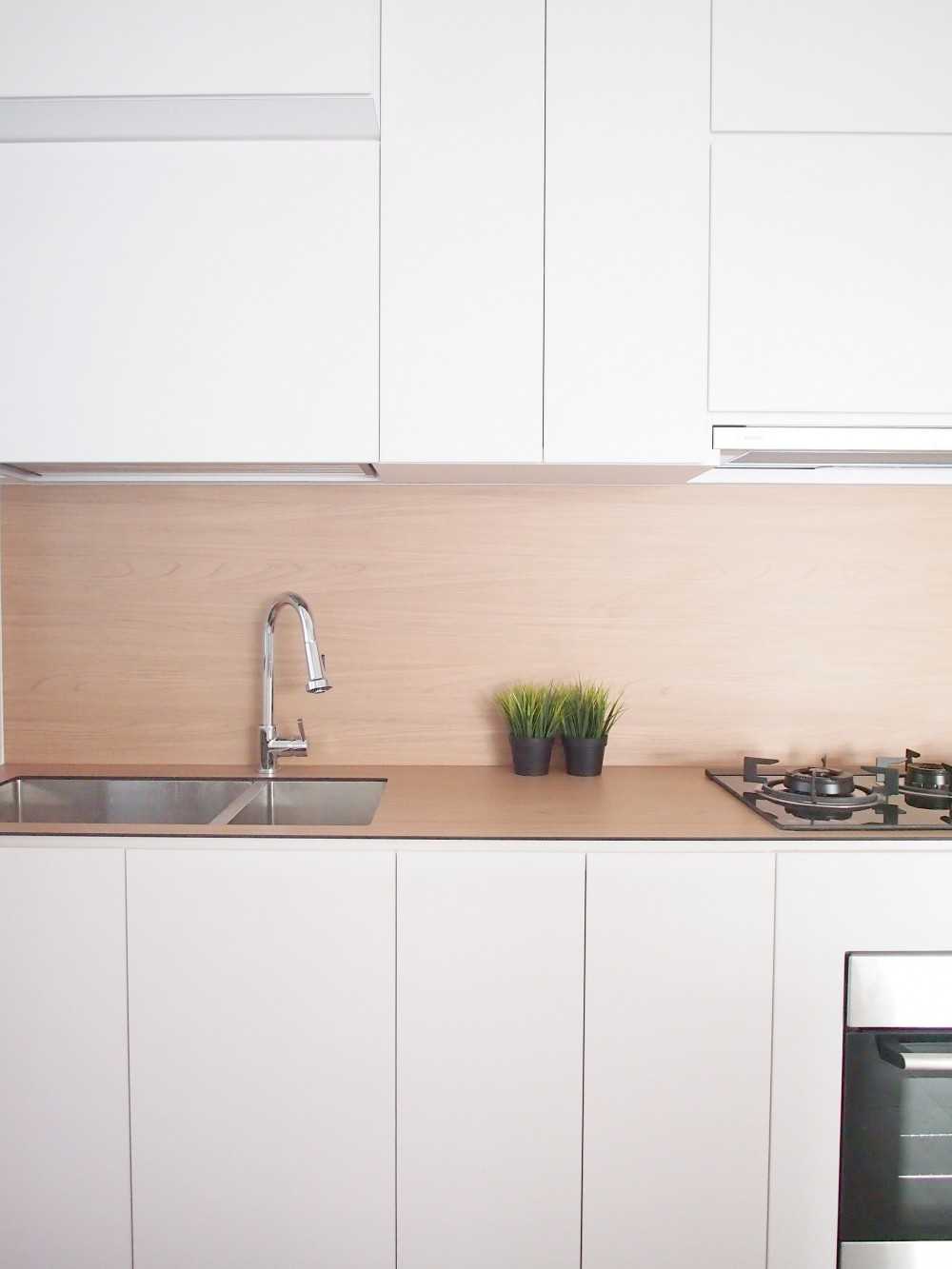 Modern Kitchen with Open Kitchen and Kitchen Backsplash