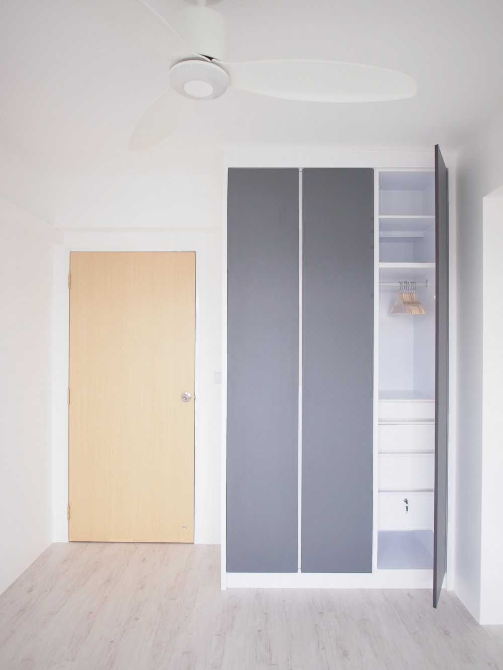 Modern Bedroom with Bookshelf and Vinyl Flooring
