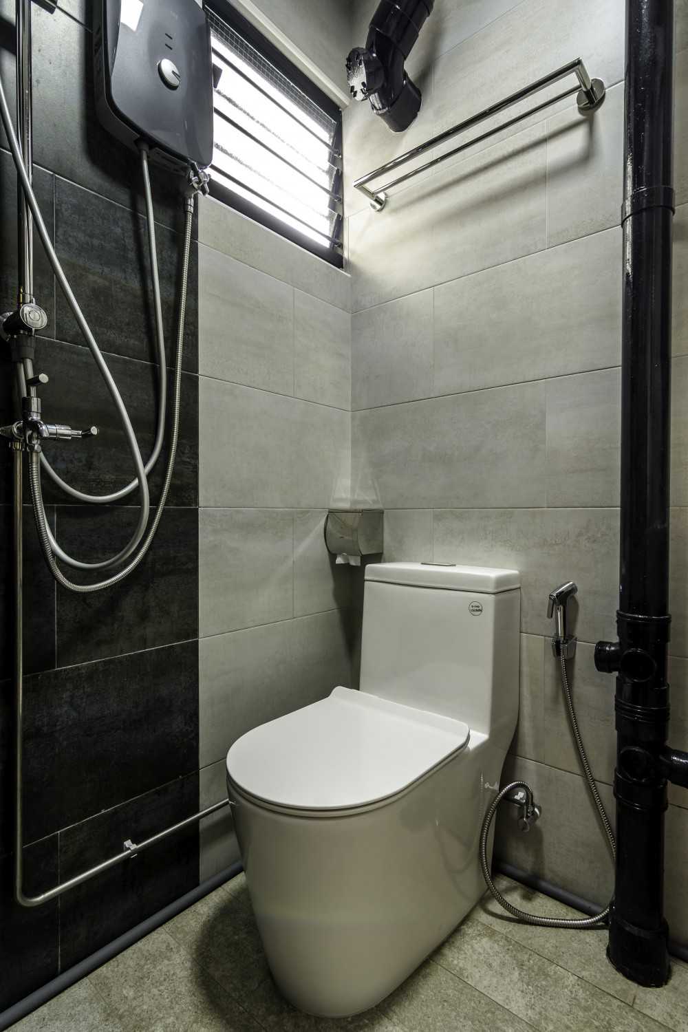 Industrial Bathroom with Homogeneous Tiles and Rainshower
