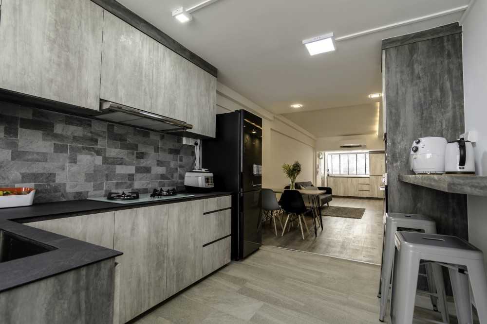Industrial Kitchen with Homogeneous Tiles and Open Kitchen