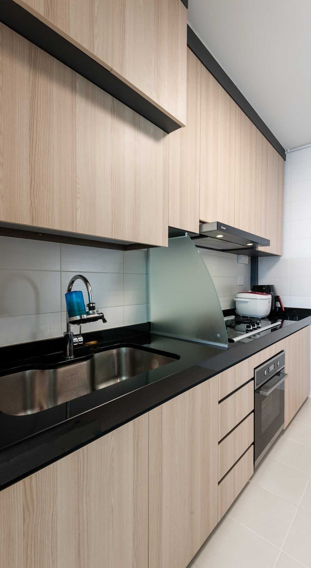 Contemporary Kitchen with Kitchen Accessories and Kitchen Tap
