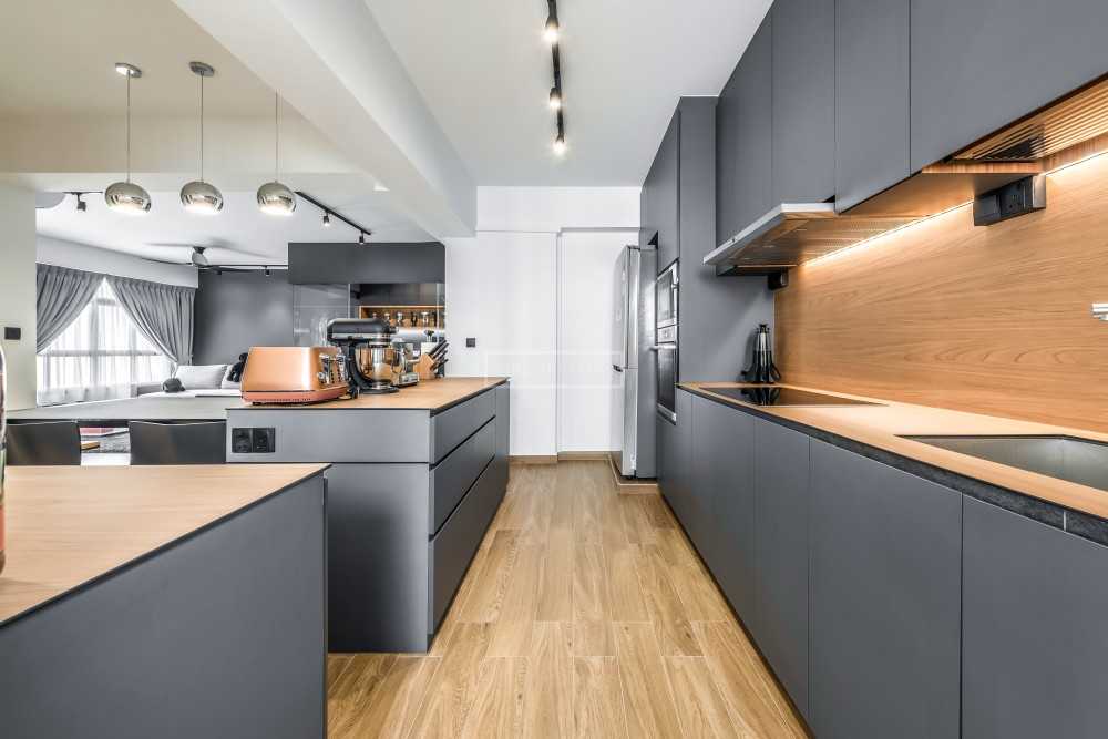 Contemporary Kitchen with Countertop and Wood Flooring