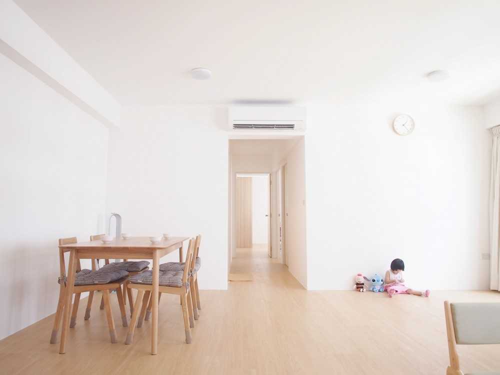 Scandinavian Living Room with Bookshelf and Wood Flooring