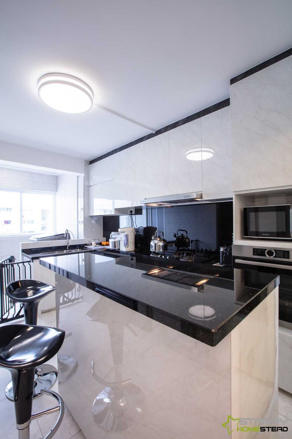 Modern Kitchen with Kitchen Island and Kitchen Cabinets