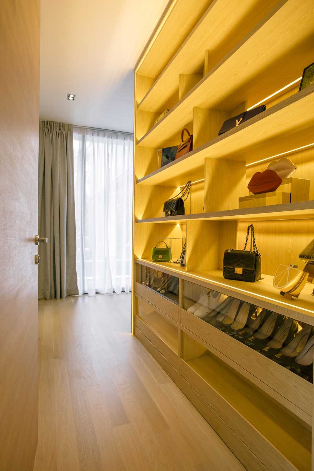 Scandinavian Walk-in Wardrobe with Mirror and Wardrobe