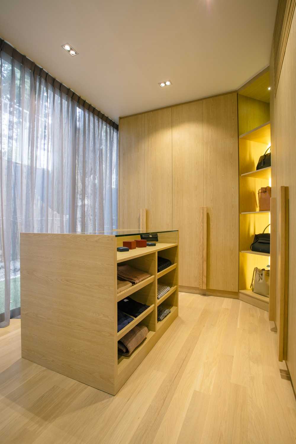 Scandinavian Walk-in Wardrobe with Mirror and Wardrobe