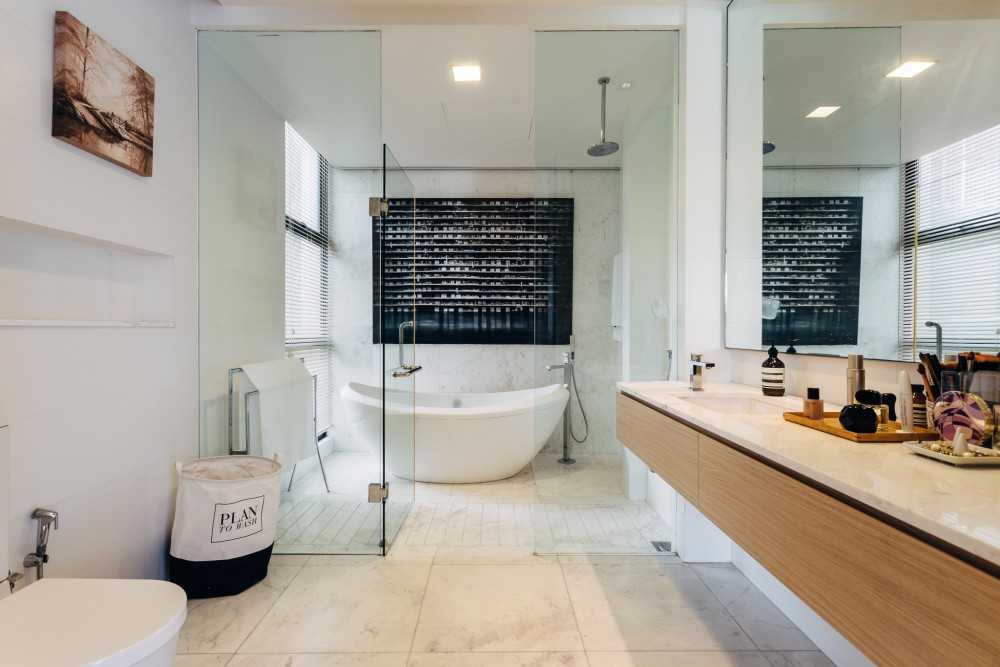 Scandinavian Bathroom with Mirror and Bathroom Storage