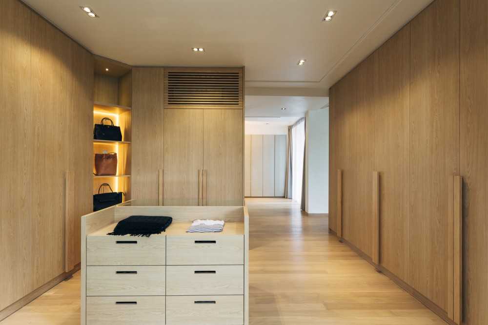 Scandinavian Walk-in Wardrobe with Mirror and Wardrobe
