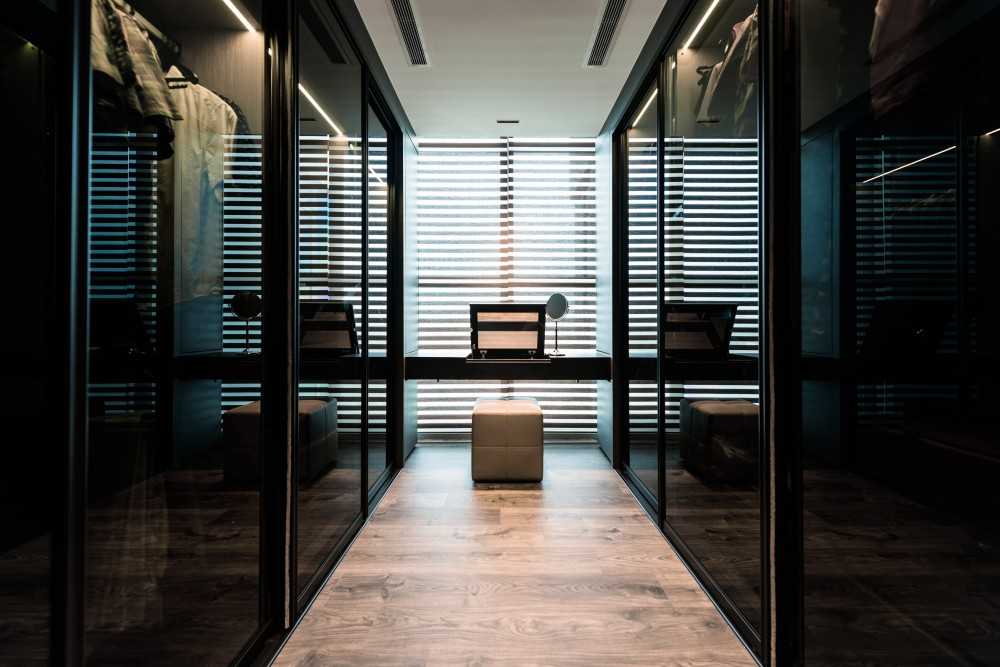 Modern Walk-in Wardrobe with Mirror and Wardrobe