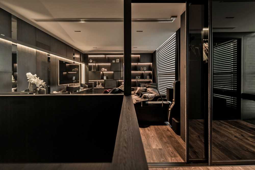 Modern Walk-in Wardrobe with Mirror and Wardrobe