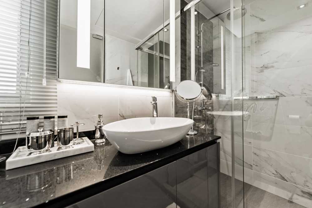Modern Bathroom with Mirror and Rainshower