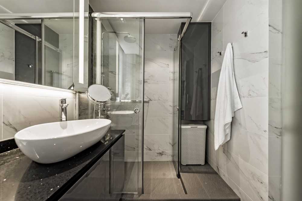 Modern Bathroom with Mirror and Bathroom Mirrors