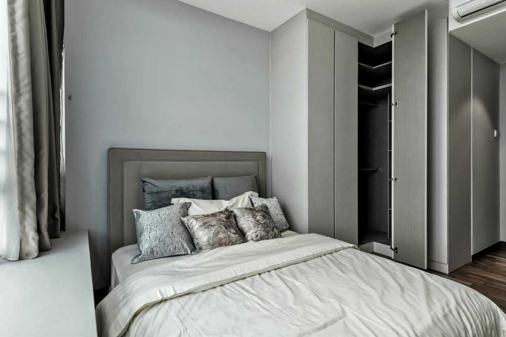 Modern Bedroom with Parquet Floor and Bay Window