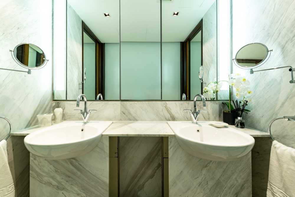 Contemporary Bathroom with Homogeneous Tiles and Mirror