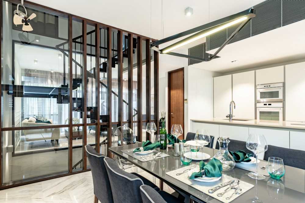Contemporary Dining Room with Cove Lighting and Tableware