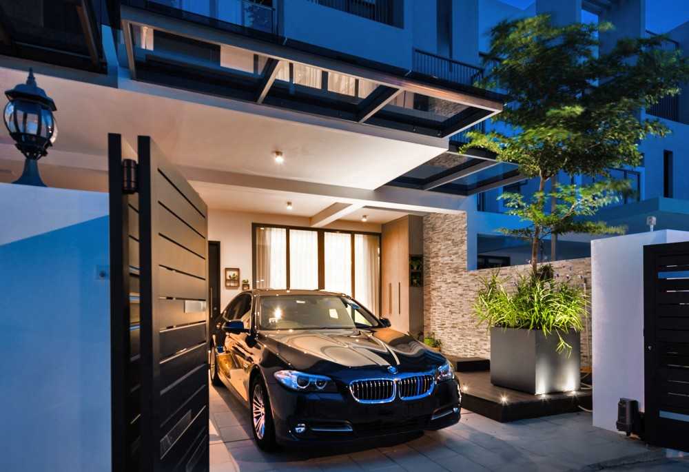 Modern Outdoor with Canopy and Metal Gate