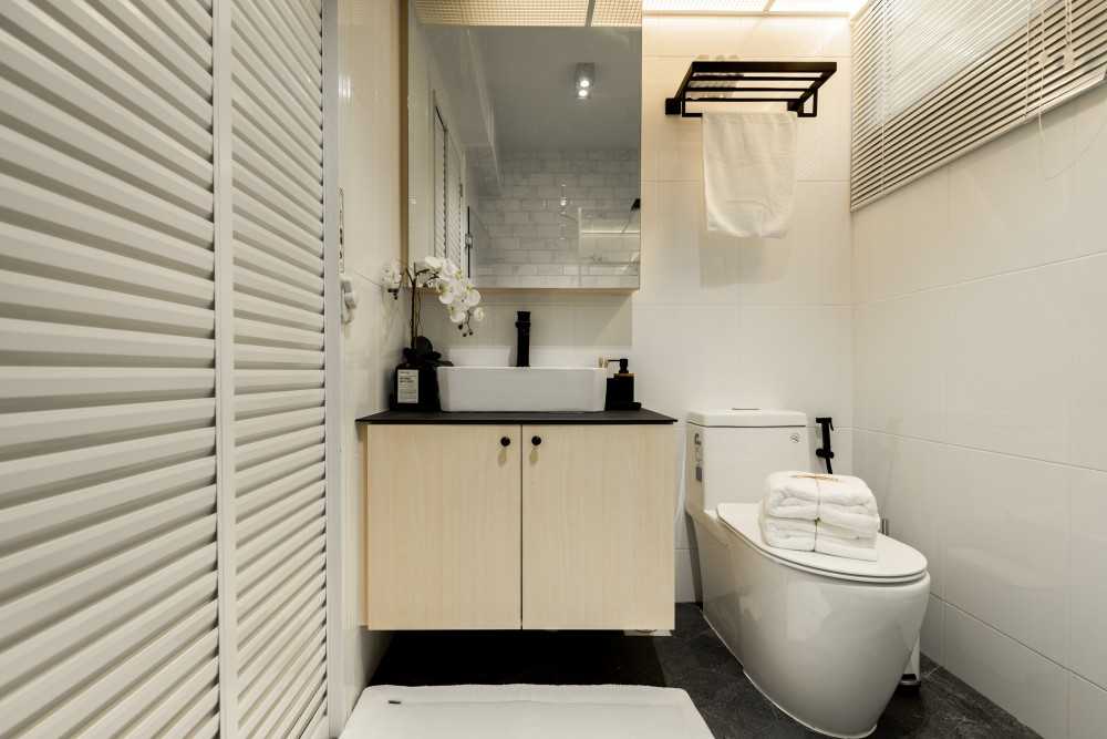 Scandinavian Bathroom with Countertop and Mirror
