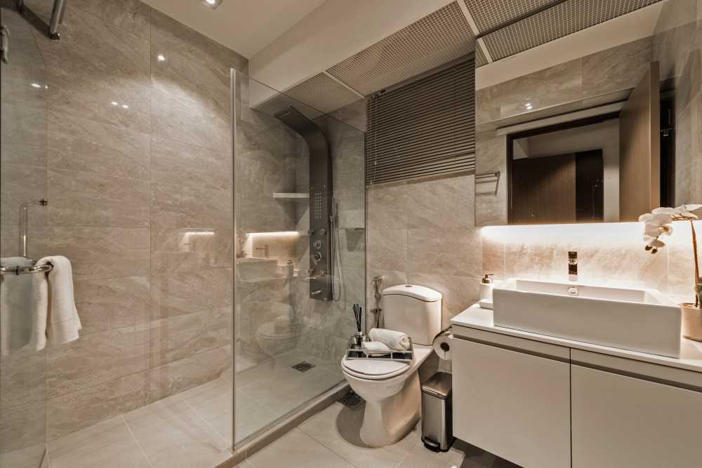 Modern Bathroom with Homogeneous Tiles and Marble Floor