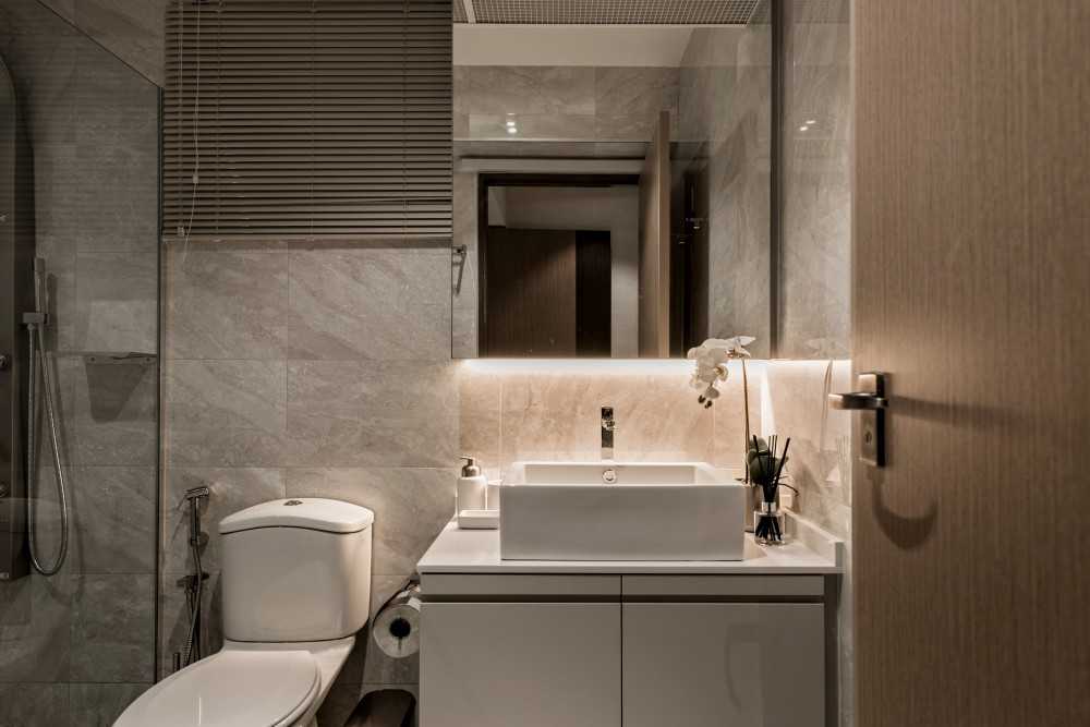 Modern Bathroom with Bathroom Accessories and Showers