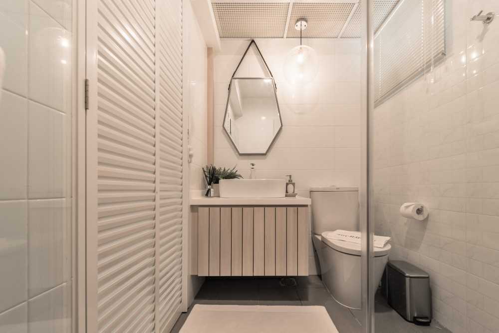 Scandinavian Bathroom with Mirror and Bathroom Storage