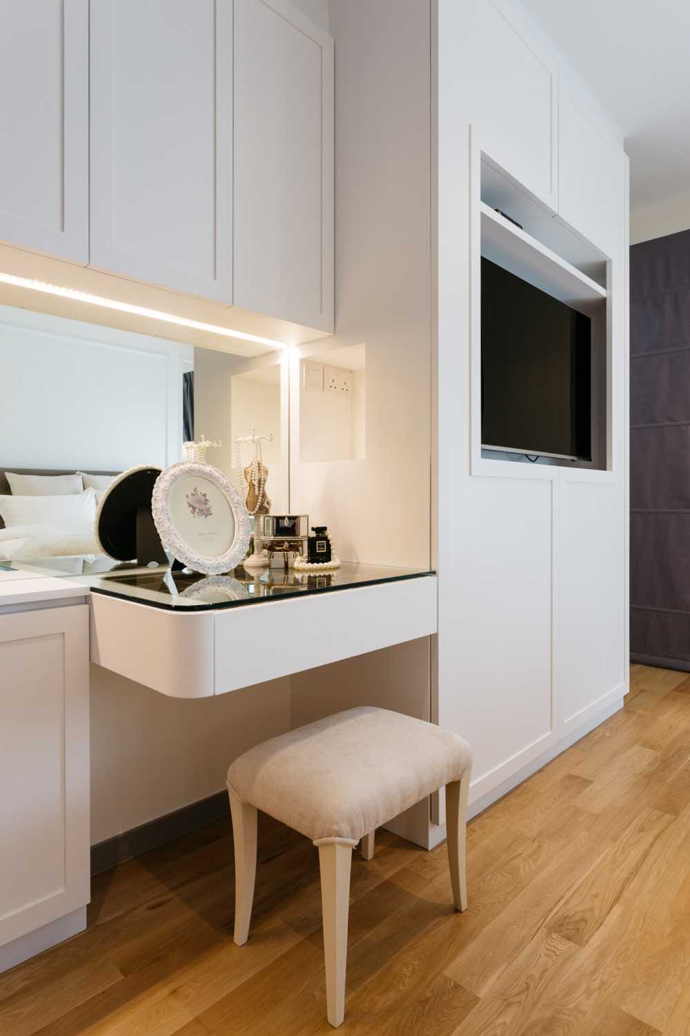 Country Walk-in Wardrobe with Mirror and Vanity Counter